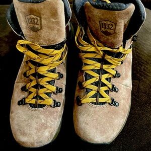 Danner vibram 600 4.5”  10.5 men’s hiking boot/shoe